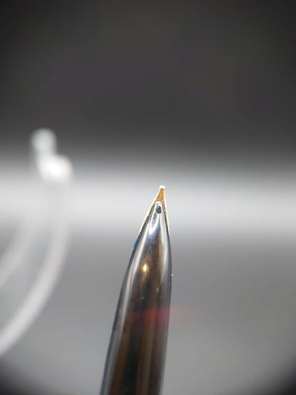 Close-up of PILOT Elite fountain pen featuring an 18k manifold nib in gold finish