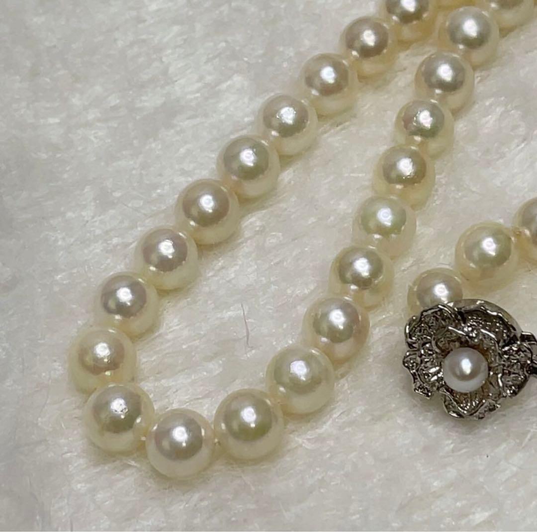 Akoya pearl necklace featuring round 7.5 to 7.8mm pearls on a 42.5 cm strand
