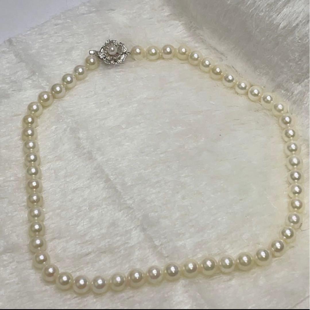 Akoya pearl necklace featuring round 7.5 to 7.8mm pearls on a 42.5 cm strand