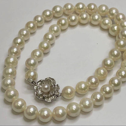 Akoya pearl necklace featuring round 7.5 to 7.8mm pearls on a 42.5 cm strand