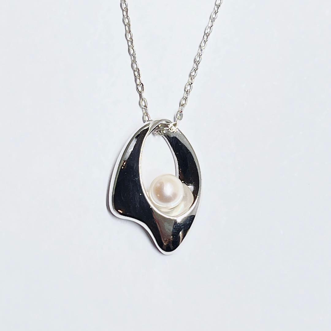 Mikimoto pearl necklace pendant with 5.6mm pearls on a 40cm silver chain