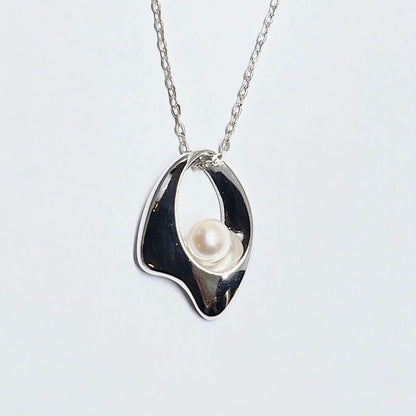 Mikimoto pearl necklace pendant with 5.6mm pearls on a 40cm silver chain