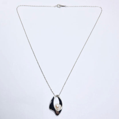 Mikimoto pearl necklace pendant with 5.6mm pearls on a 40cm silver chain