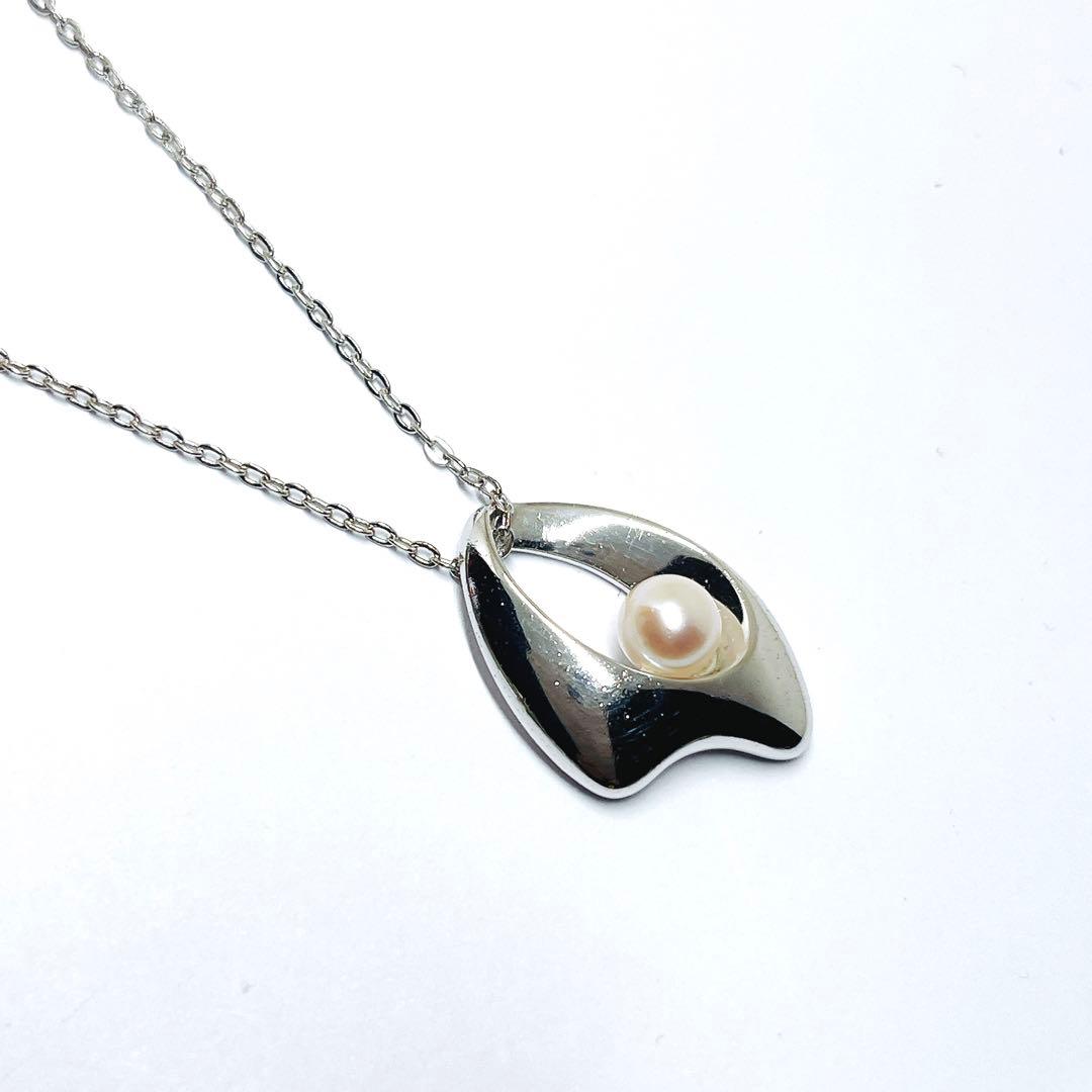 Mikimoto pearl necklace pendant with 5.6mm pearls on a 40cm silver chain