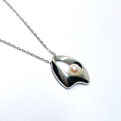 Mikimoto pearl necklace pendant with 5.6mm pearls on a 40cm silver chain