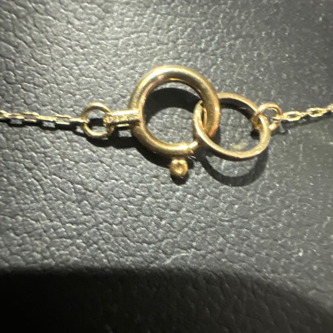 Perlagione Akoya baby pearl necklace in 14K gold with 42 cm length displayed on a jewelry stand