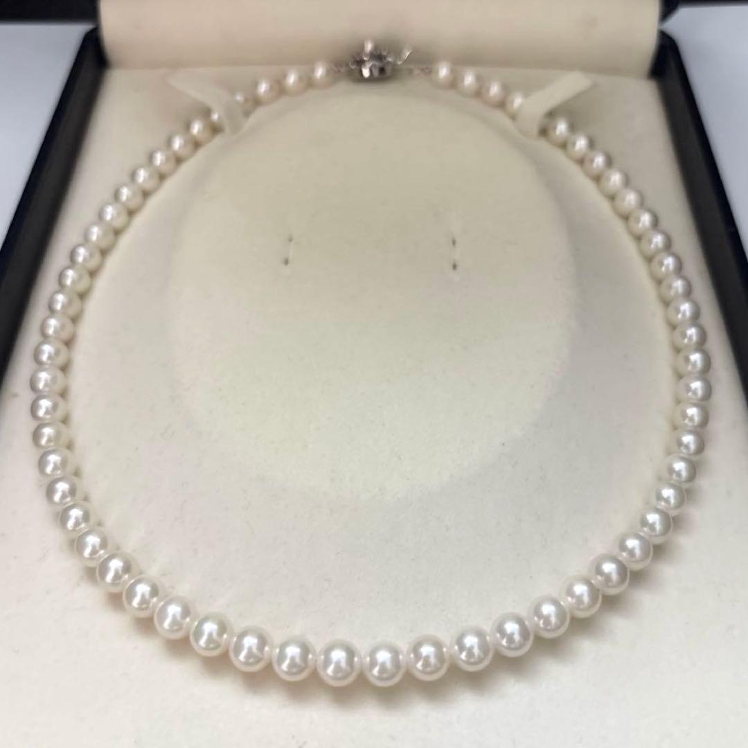 Akoya pearl necklace with 7mm round white pearls and silver markings, 43cm length, strong luster