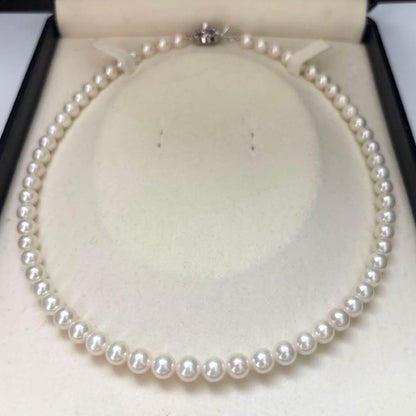 Akoya pearl necklace with 7mm round white pearls and silver markings, 43cm length, strong luster