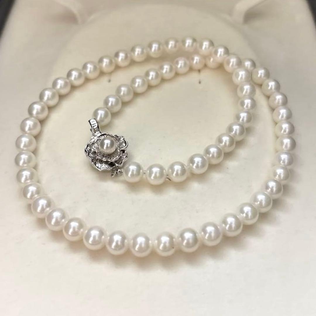 Akoya pearl necklace with 7mm round white pearls and silver markings, 43cm length, strong luster