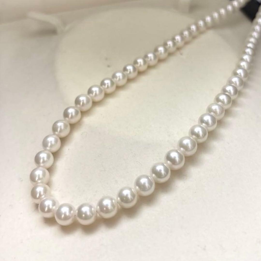 Akoya pearl necklace with 7mm round white pearls and silver markings, 43cm length, strong luster