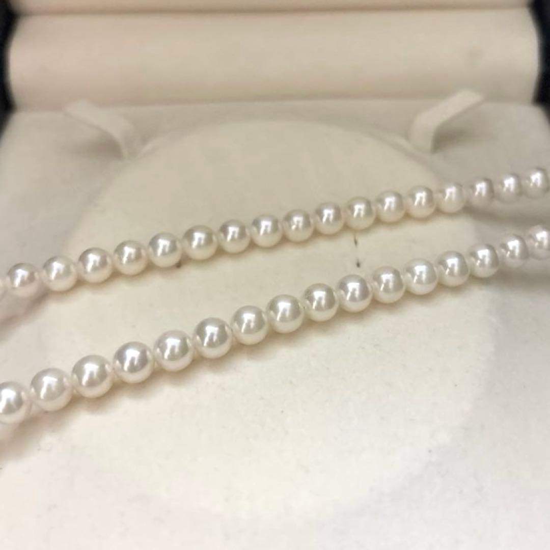 Akoya pearl necklace with 7mm round white pearls and silver markings, 43cm length, strong luster