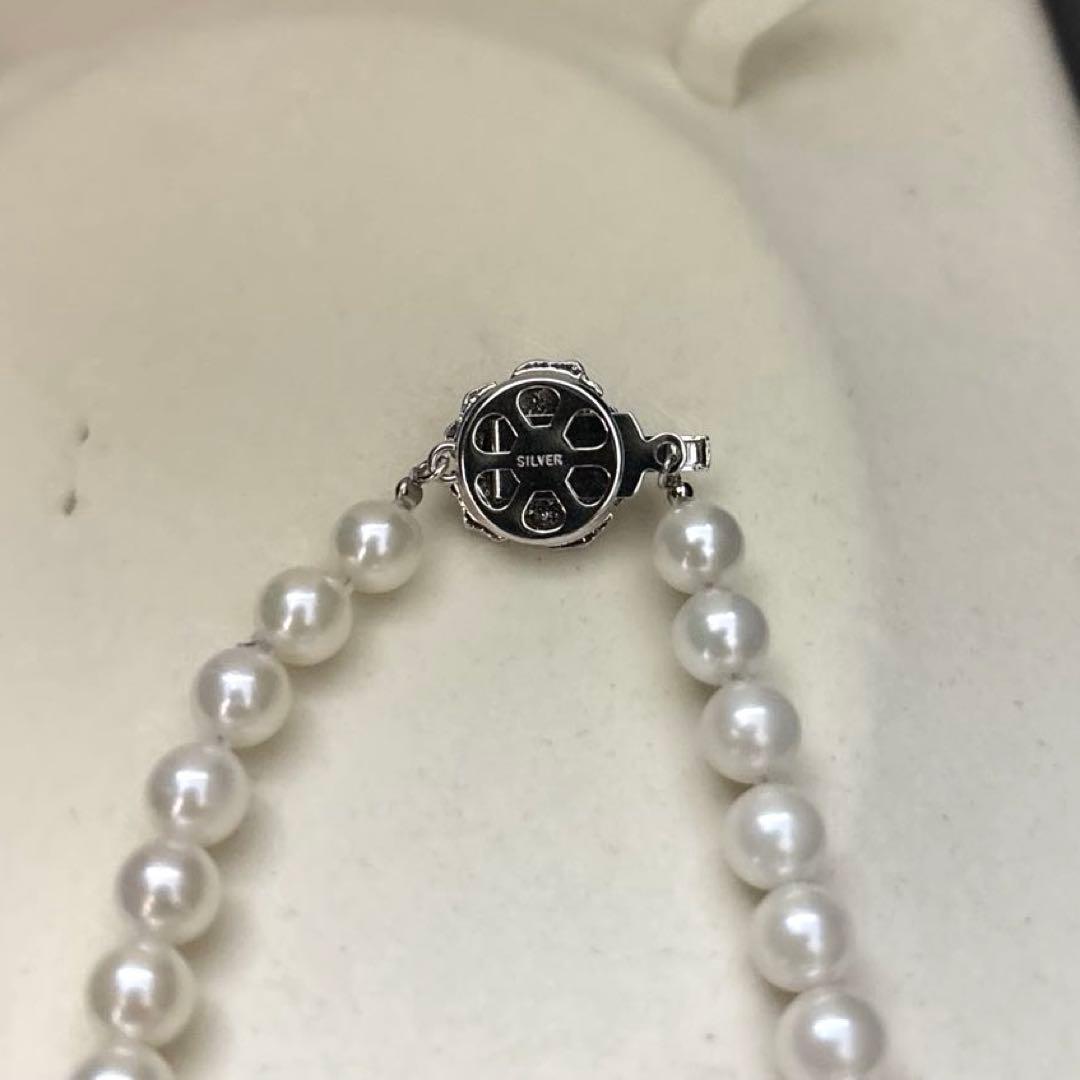 Akoya pearl necklace with 7mm round white pearls and silver markings, 43cm length, strong luster