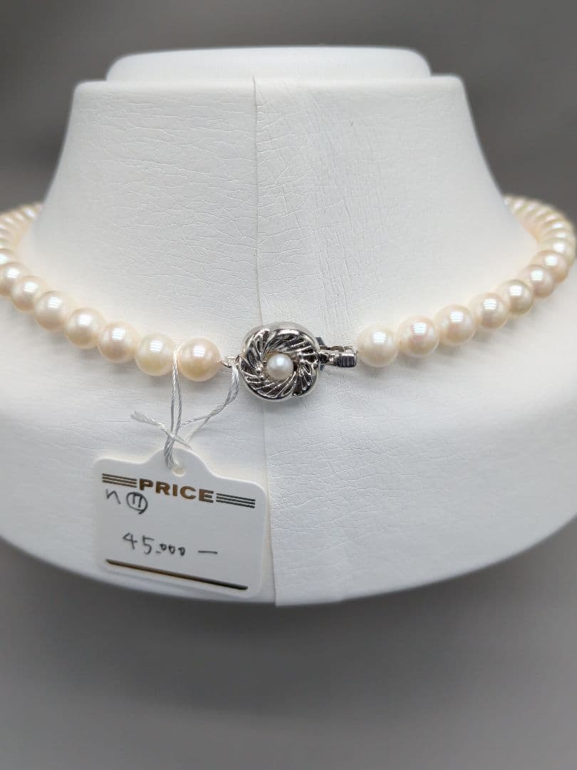 Akoya genuine pearl necklace with 7mm white pearls and silver clasp measuring 41.5cm