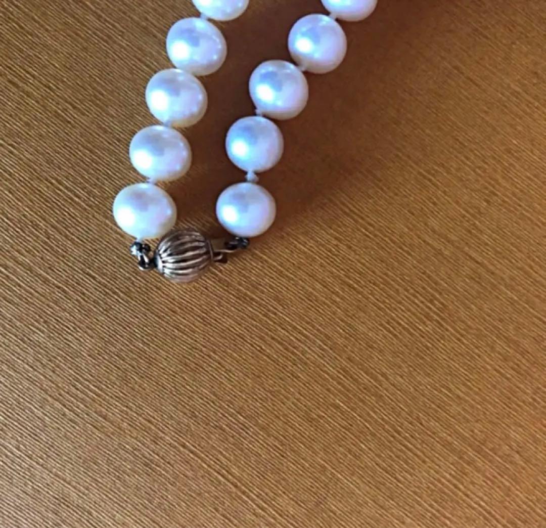 14K gold necklace with oval Akoya pearls showing aurora-like luster and beautiful shine