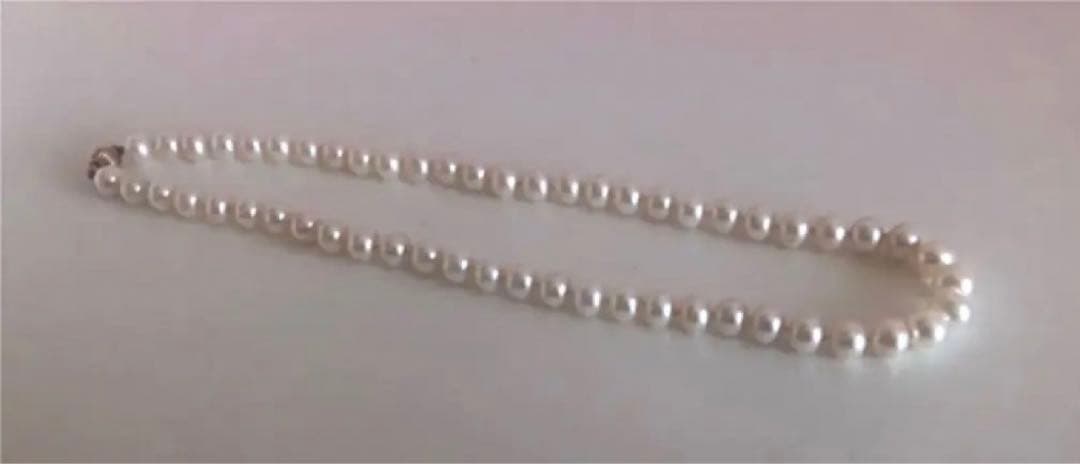 14K gold necklace with oval Akoya pearls showing aurora-like luster and beautiful shine