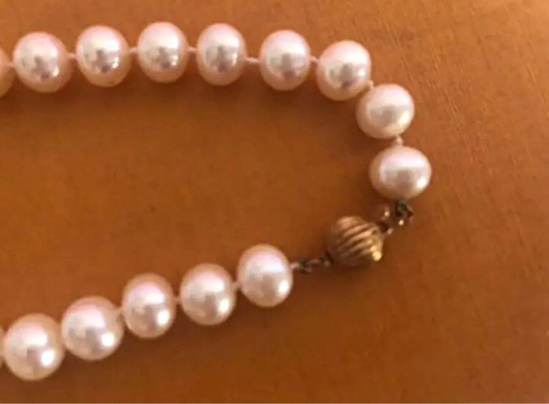 14K gold necklace with oval Akoya pearls showing aurora-like luster and beautiful shine