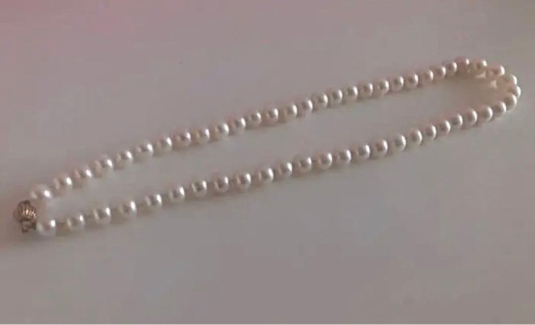 14K gold necklace with oval Akoya pearls showing aurora-like luster and beautiful shine