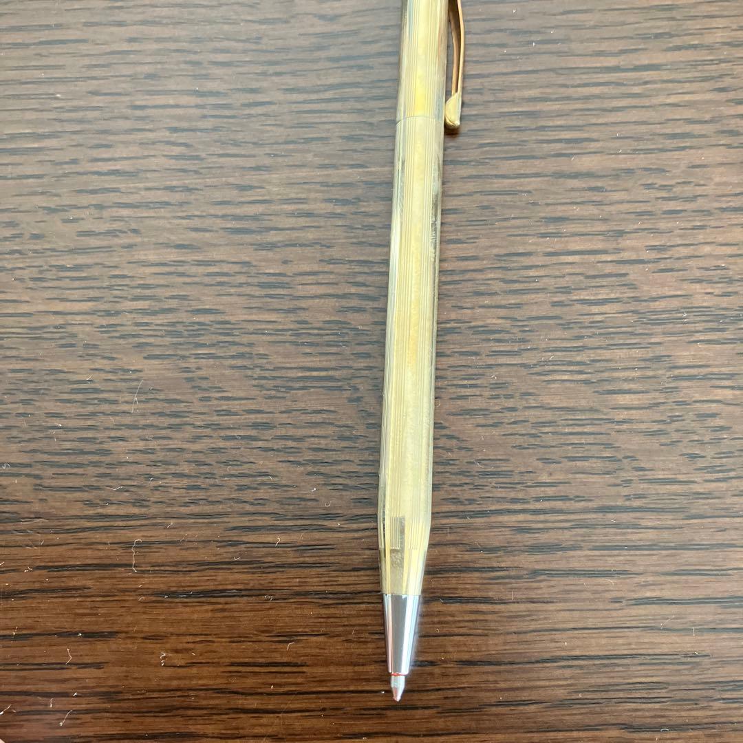 Cross Classic Century 10k pen with 13.5 cm length and 0.7 cm thick handle in elegant design