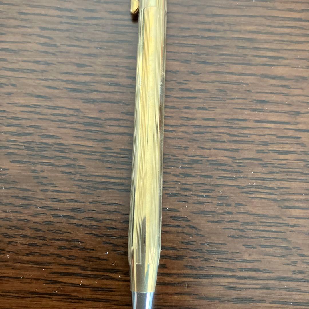 Cross Classic Century 10k pen with 13.5 cm length and 0.7 cm thick handle in elegant design