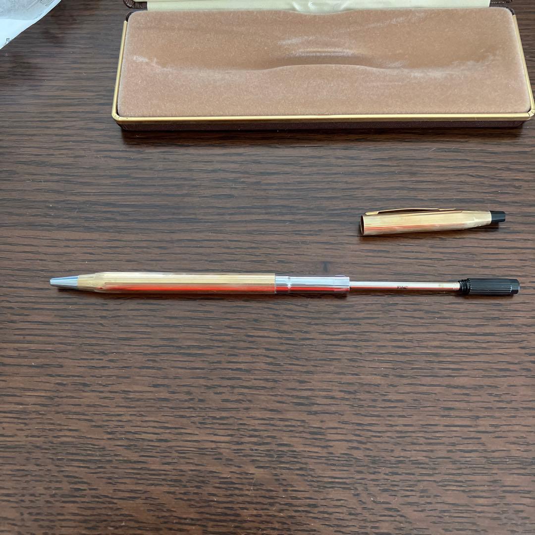 Cross Classic Century 10k pen with 13.5 cm length and 0.7 cm thick handle in elegant design