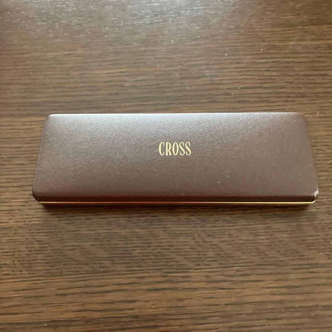 Cross Classic Century 10k pen with 13.5 cm length and 0.7 cm thick handle in elegant design