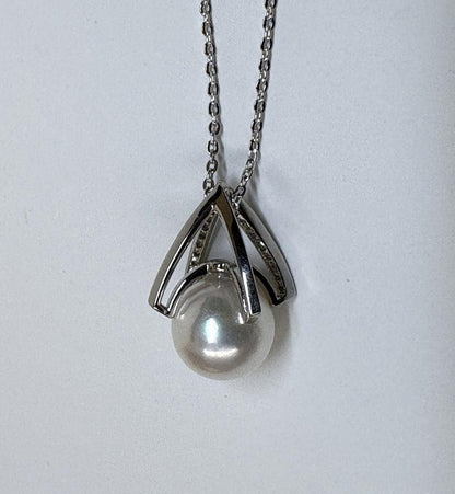Akoya pearl silver pendant with 8mm white-green pearl, 21 zircon stones, and 40cm silver chain