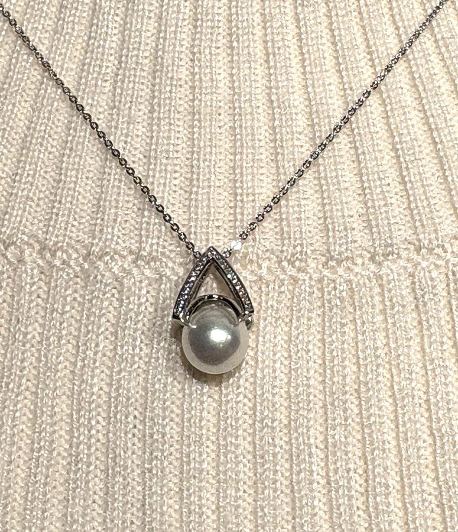 Akoya pearl silver pendant with 8mm white-green pearl, 21 zircon stones, and 40cm silver chain