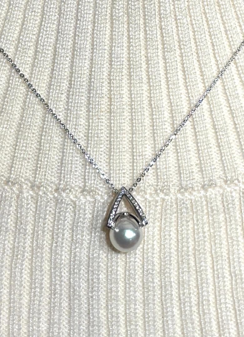 Akoya pearl silver pendant with 8mm white-green pearl, 21 zircon stones, and 40cm silver chain