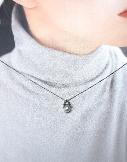 Akoya pearl silver pendant with 8mm white-green pearl, 21 zircon stones, and 40cm silver chain