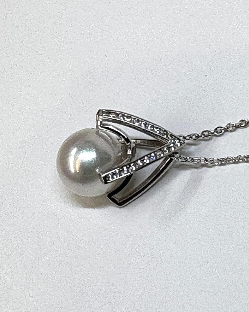 Akoya pearl silver pendant with 8mm white-green pearl, 21 zircon stones, and 40cm silver chain