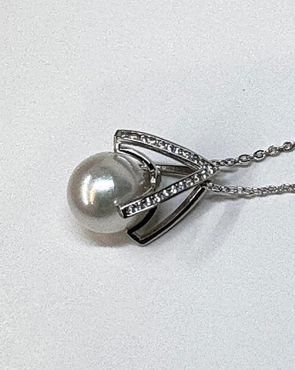Akoya pearl silver pendant with 8mm white-green pearl, 21 zircon stones, and 40cm silver chain