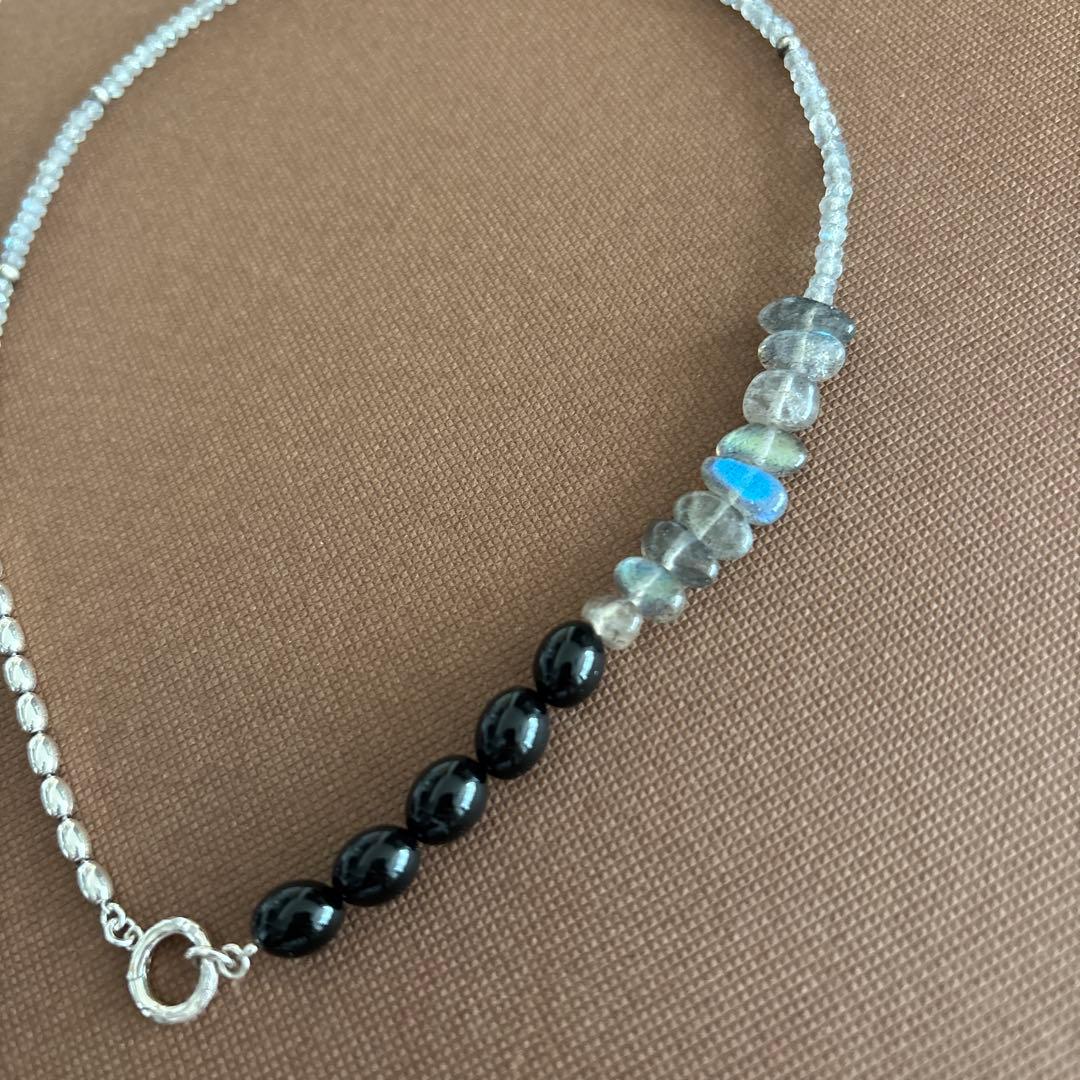 Silver Agat Necklace featuring a polished labradorite stone pendant on a delicate chain