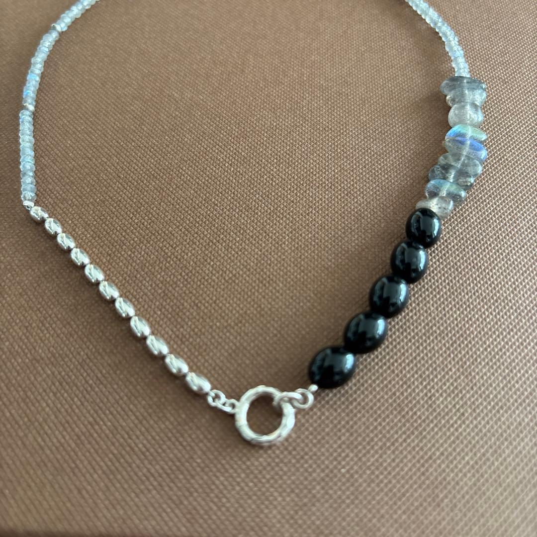 Silver Agat Necklace featuring a polished labradorite stone pendant on a delicate chain