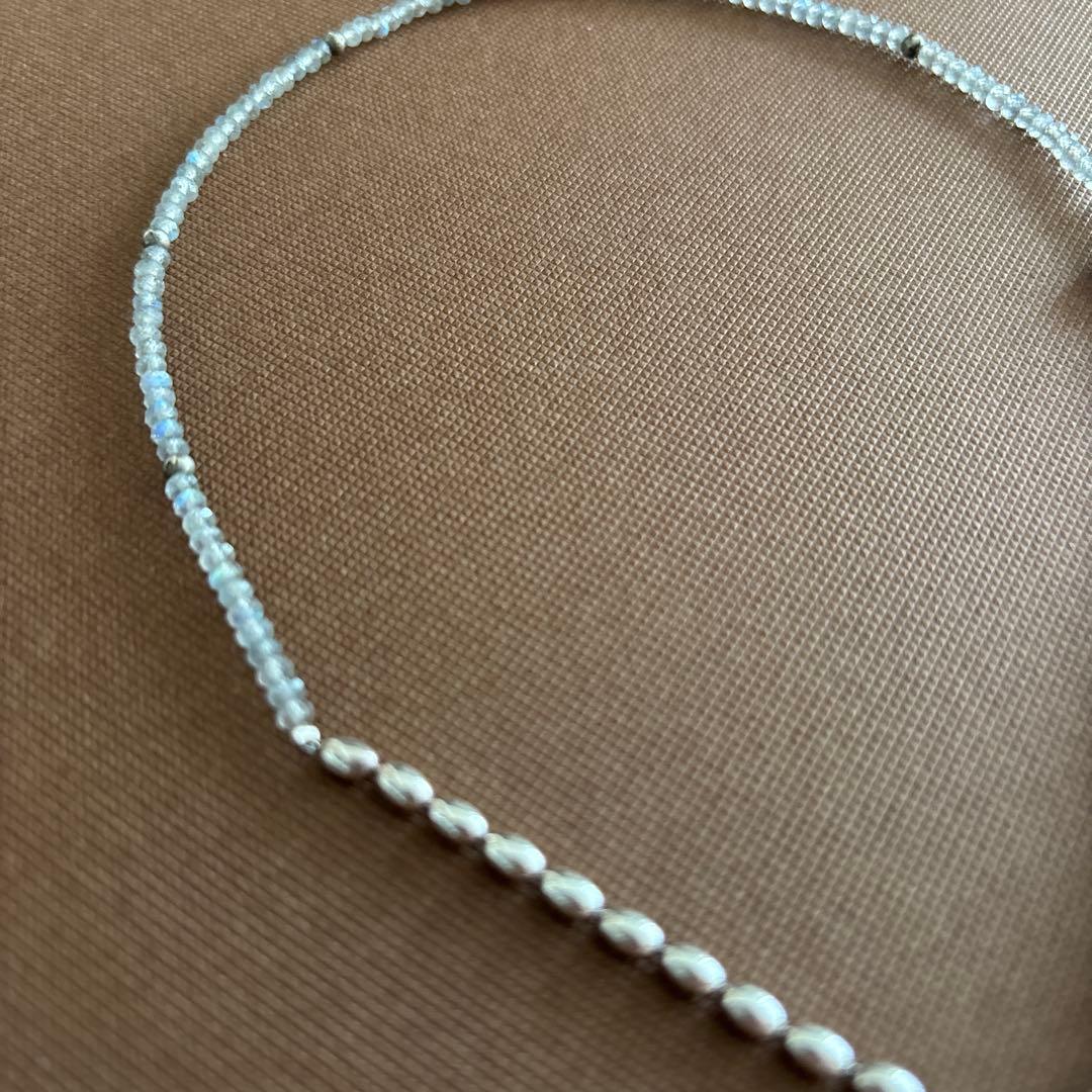 Silver Agat Necklace featuring a polished labradorite stone pendant on a delicate chain