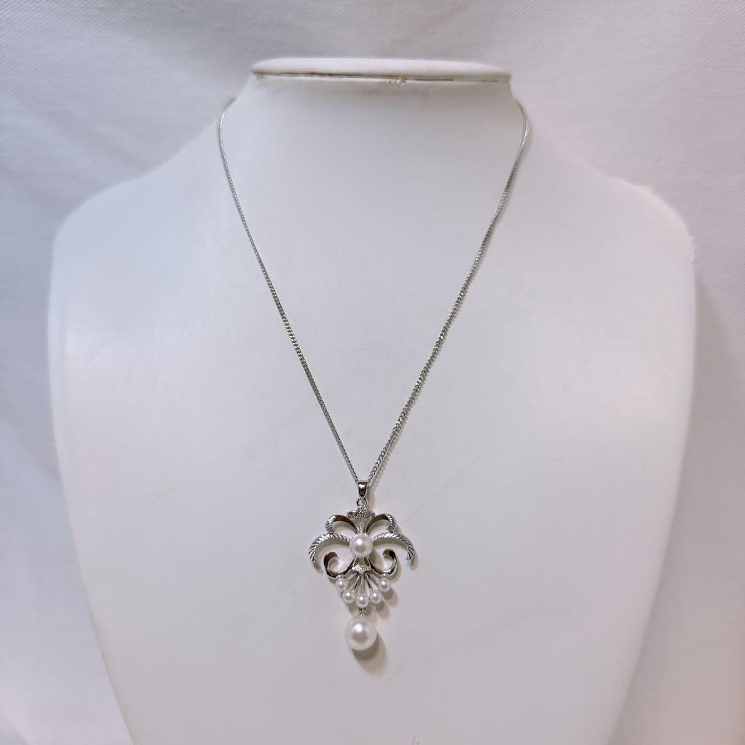 MIKIMOTO silver necklace with Akoya pearl and lily-shaped silver pendant on 40 cm metal chain