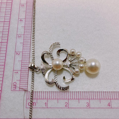 MIKIMOTO silver necklace with Akoya pearl and lily-shaped silver pendant on 40 cm metal chain