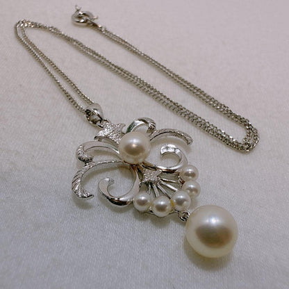 MIKIMOTO silver necklace with Akoya pearl and lily-shaped silver pendant on 40 cm metal chain