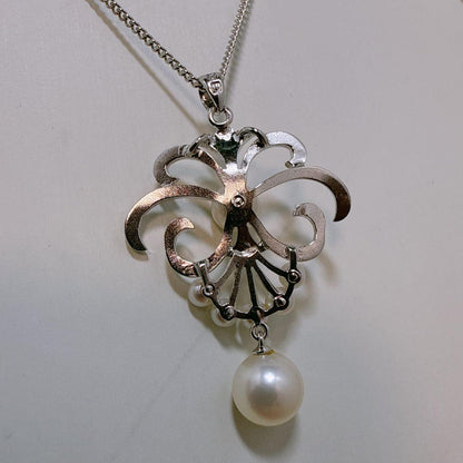 MIKIMOTO silver necklace with Akoya pearl and lily-shaped silver pendant on 40 cm metal chain