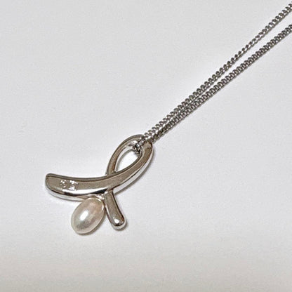 Tasaki genuine pearl necklace with silver pendant, 41cm length, pearls sized 5.7x4.5mm
