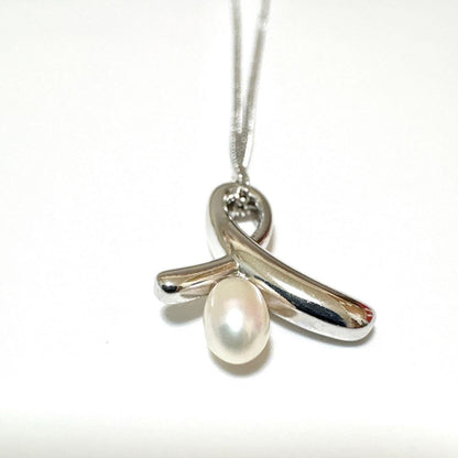 Tasaki genuine pearl necklace with silver pendant, 41cm length, pearls sized 5.7x4.5mm
