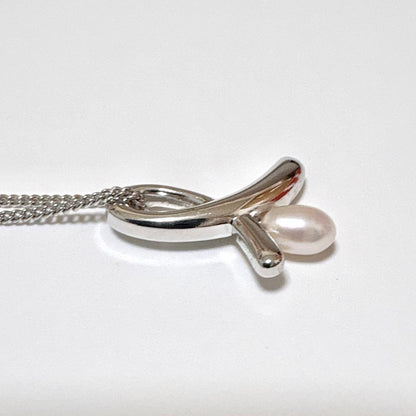 Tasaki genuine pearl necklace with silver pendant, 41cm length, pearls sized 5.7x4.5mm