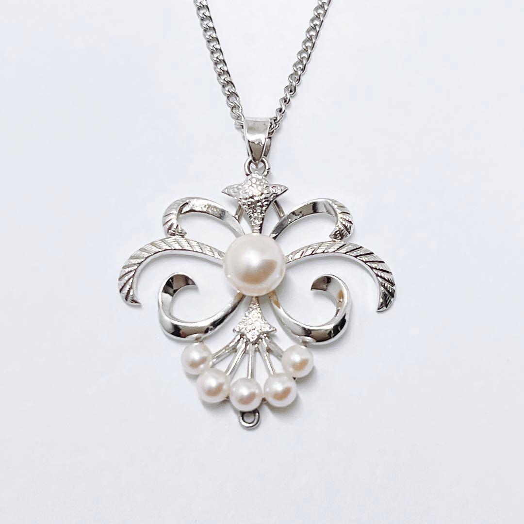 Mikimoto pearl necklace pendant with silver chain and round pearls measuring 2.9-5.8mm