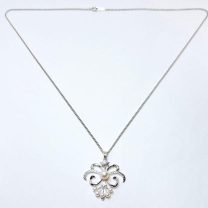 Mikimoto pearl necklace pendant with silver chain and round pearls measuring 2.9-5.8mm