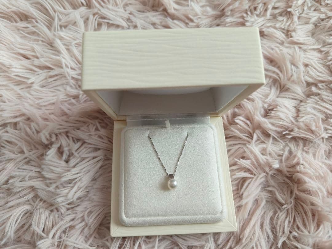 Mikimoto Akoya Pearl Pendant Necklace with 7mm pearl on 43cm adjustable chain