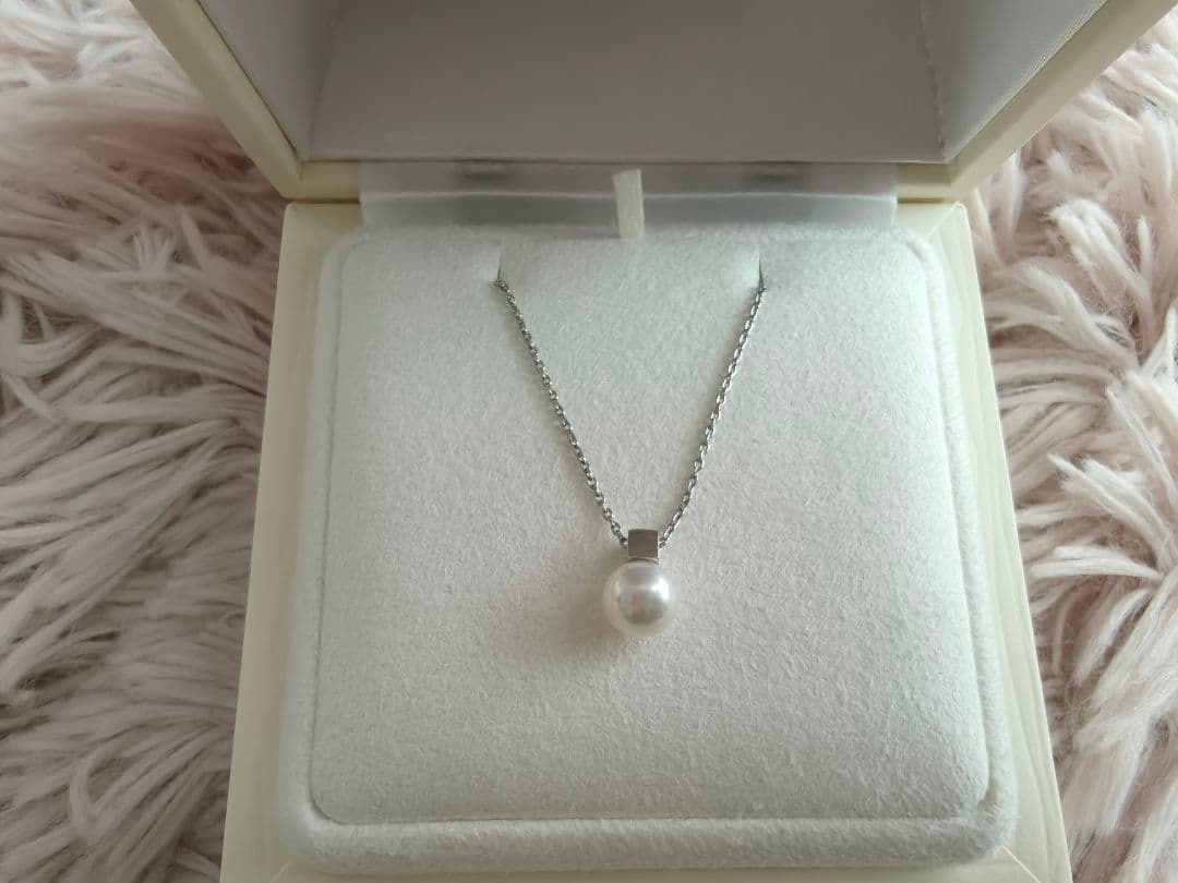 Mikimoto Akoya Pearl Pendant Necklace with 7mm pearl on 43cm adjustable chain