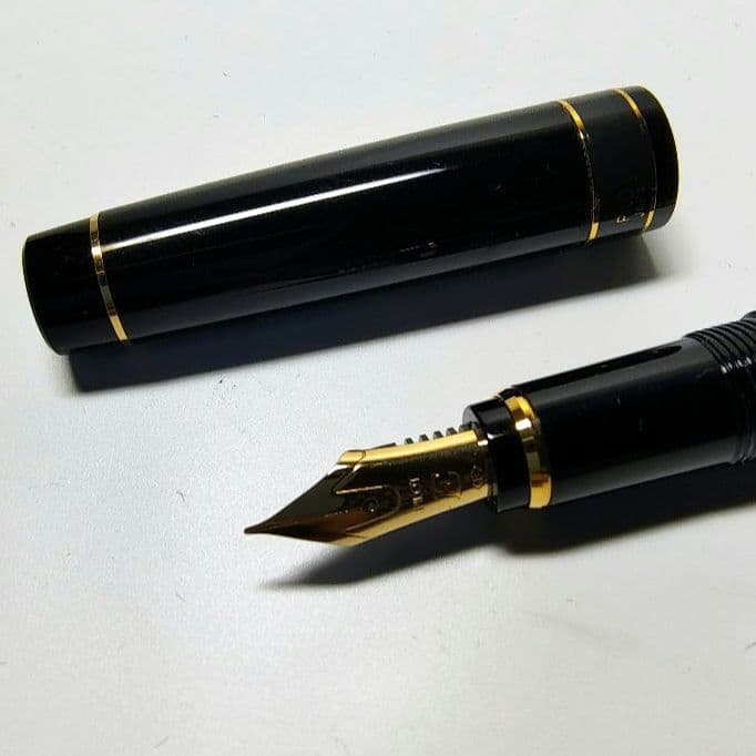 Unused PILOT ECRINO fountain pen with minor storage marks, shown in classic size