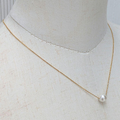 SV925 Akoya pearl necklace with a single 7.5 to 8mm pearl and silver 925 gold color clasp