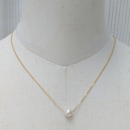 SV925 Akoya pearl necklace with a single 7.5 to 8mm pearl and silver 925 gold color clasp