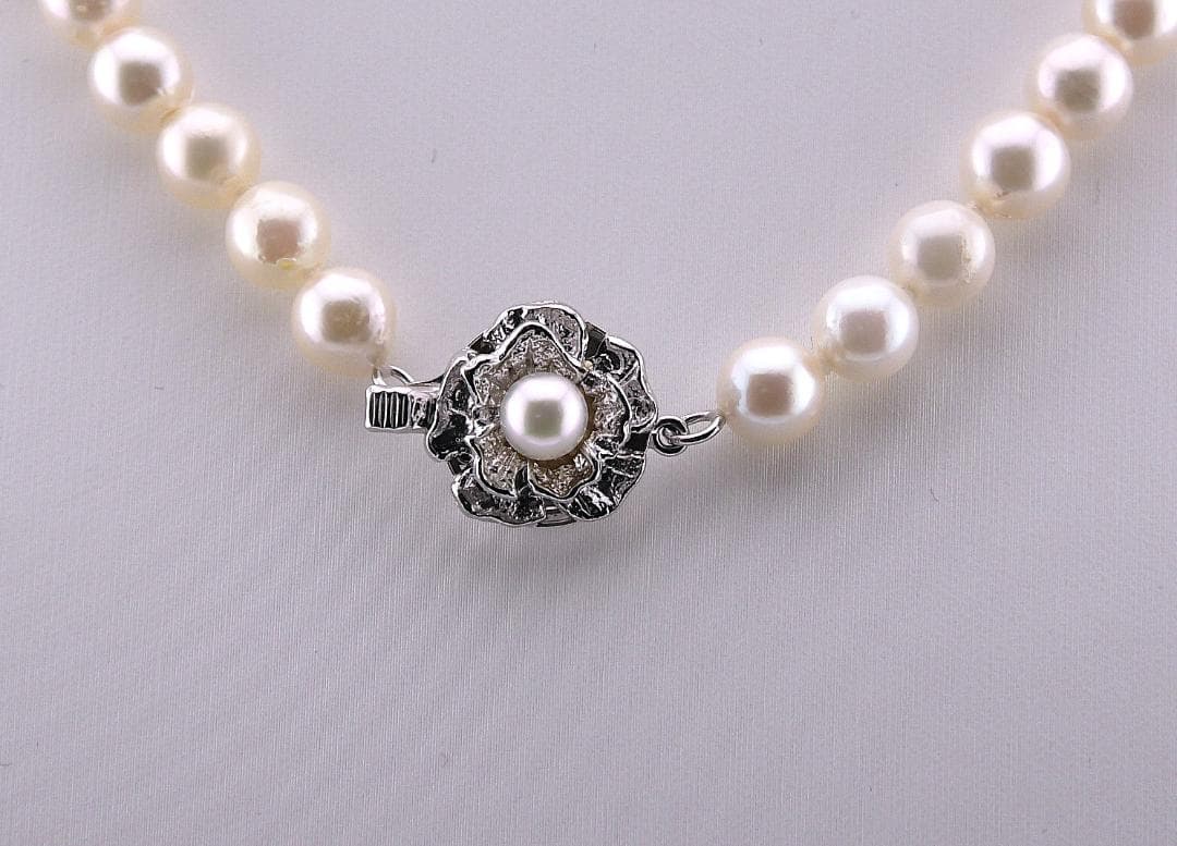Aoyama pearl necklace featuring 6.5-7.0mm Akoya pearls with silver stamped fittings on a 42cm chain