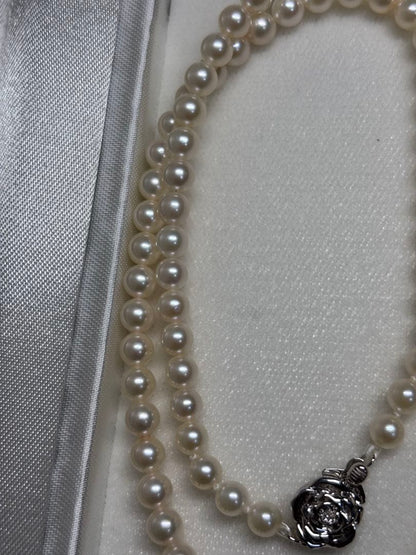 Akoya baby pearl necklace featuring smooth pearls and a silver 925 clasp on a 200mm chain